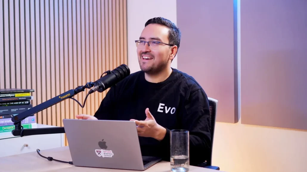 Sebastián Cisterna sonríe mientras conversa con un co-conductor durante una grabación del podcast IA para los Negocios
