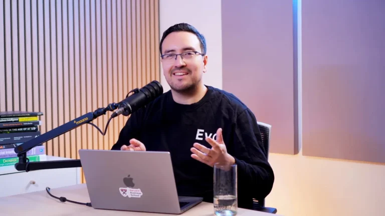 Sebastián Cisterna en primer plano, sonriendo frente al micrófono en el estudio del podcast