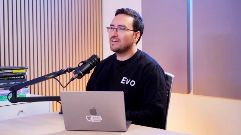 Sebastián Cisterna sentado en la mesa del estudio durante un episodio del podcast IA para los Negocios