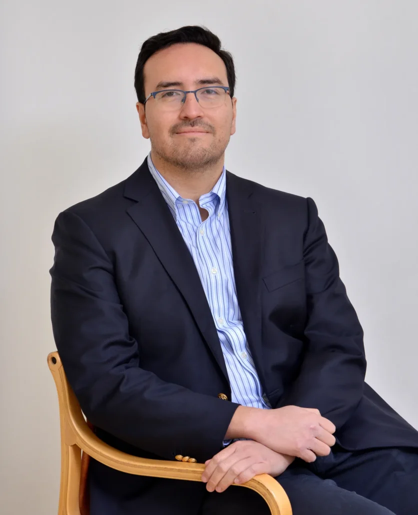 Sebastián Cisterna sentado, retrato de tres cuartos