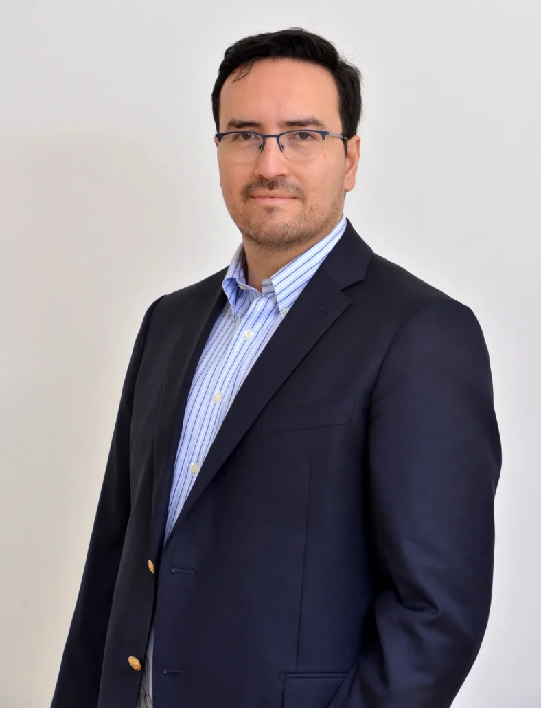 Sebastián Cisterna de pie, retrato de medio cuerpo