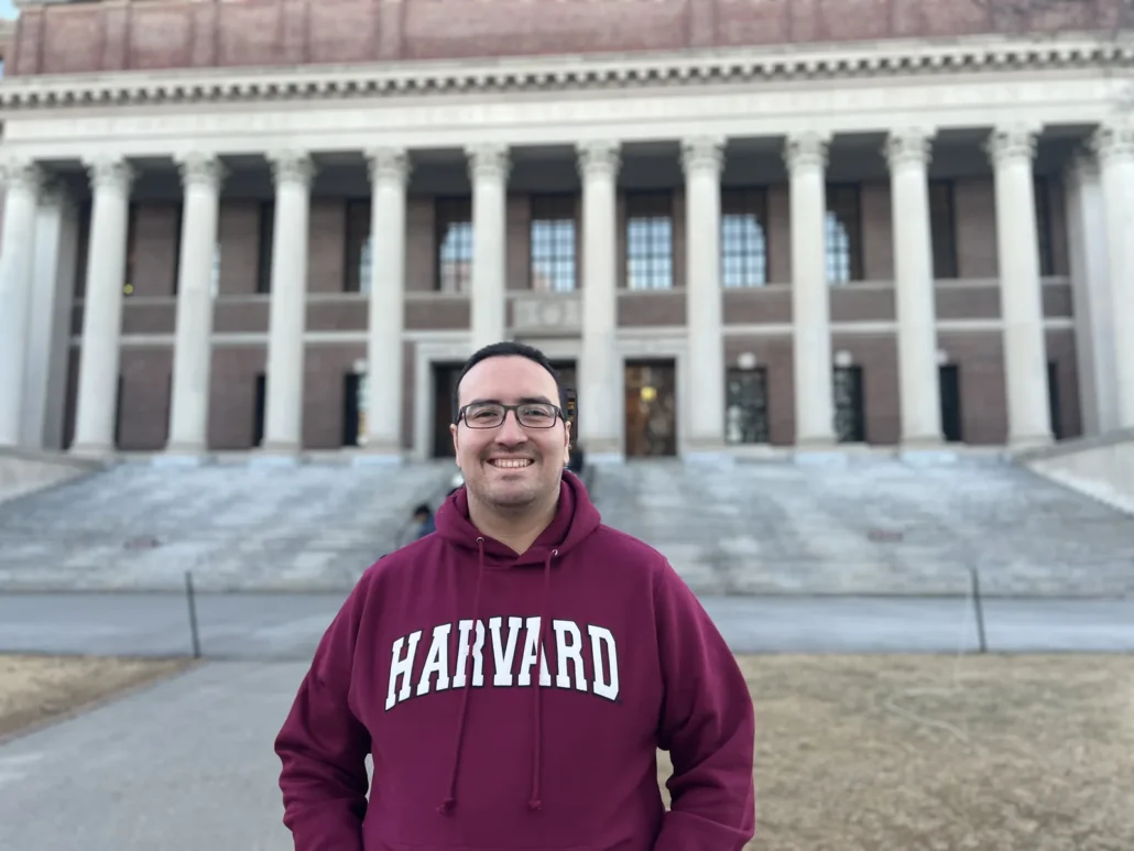 Sebastián Cisterna con polerón de Harvard frente a la biblioteca Widener